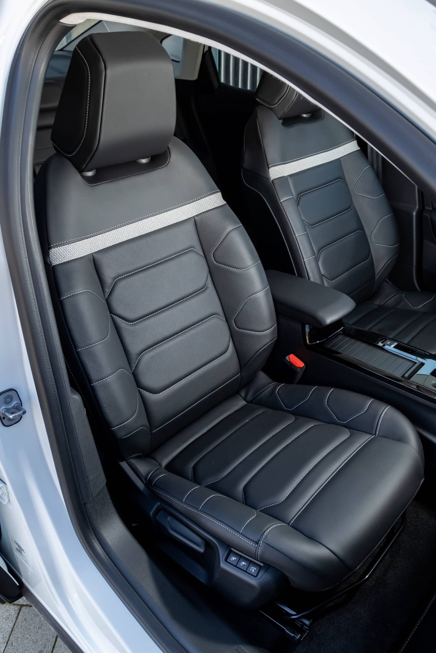 Vista lateral de los asientos del Citroën C4 X, destacando su diseño y ergonomía.