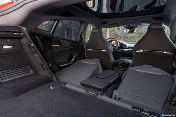 Vista lateral de los asientos de cuero con costuras destacadas del Ferrari Purosangue.