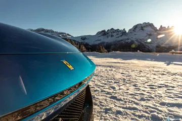 Detalle lateral que muestra la elegancia y deportividad del Ferrari Purosangue.