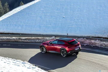 Perfil lateral del Ferrari Purosangue, mostrando su linea deportiva y aerodinámica