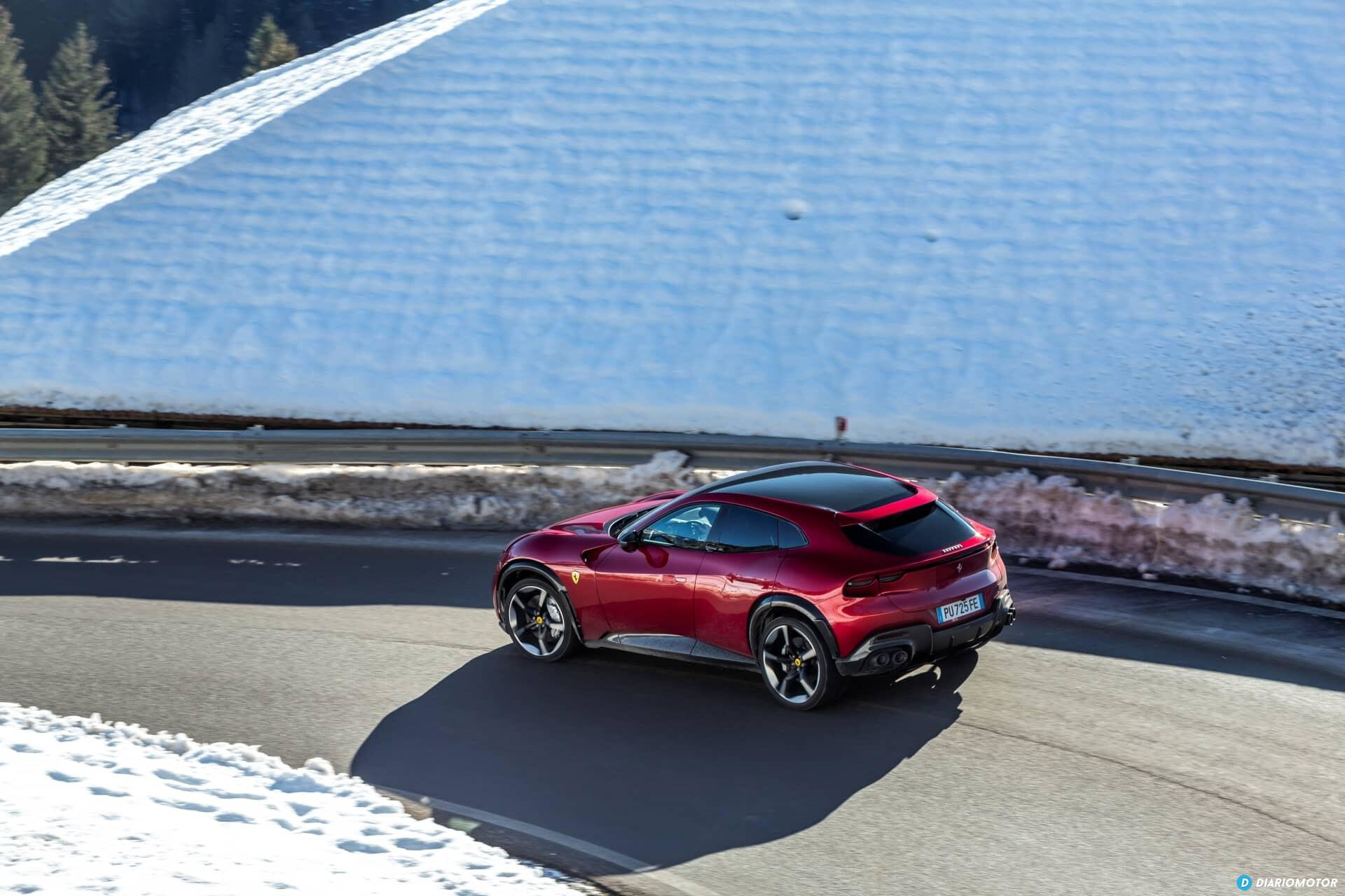 Perfil lateral del Ferrari Purosangue, mostrando su linea deportiva y aerodinámica