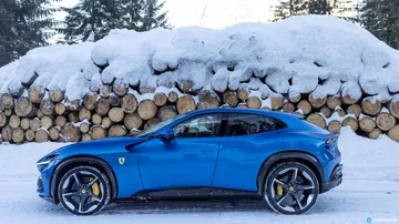 Vista lateral del Ferrari Purosangue en azul con detalles de diseño.