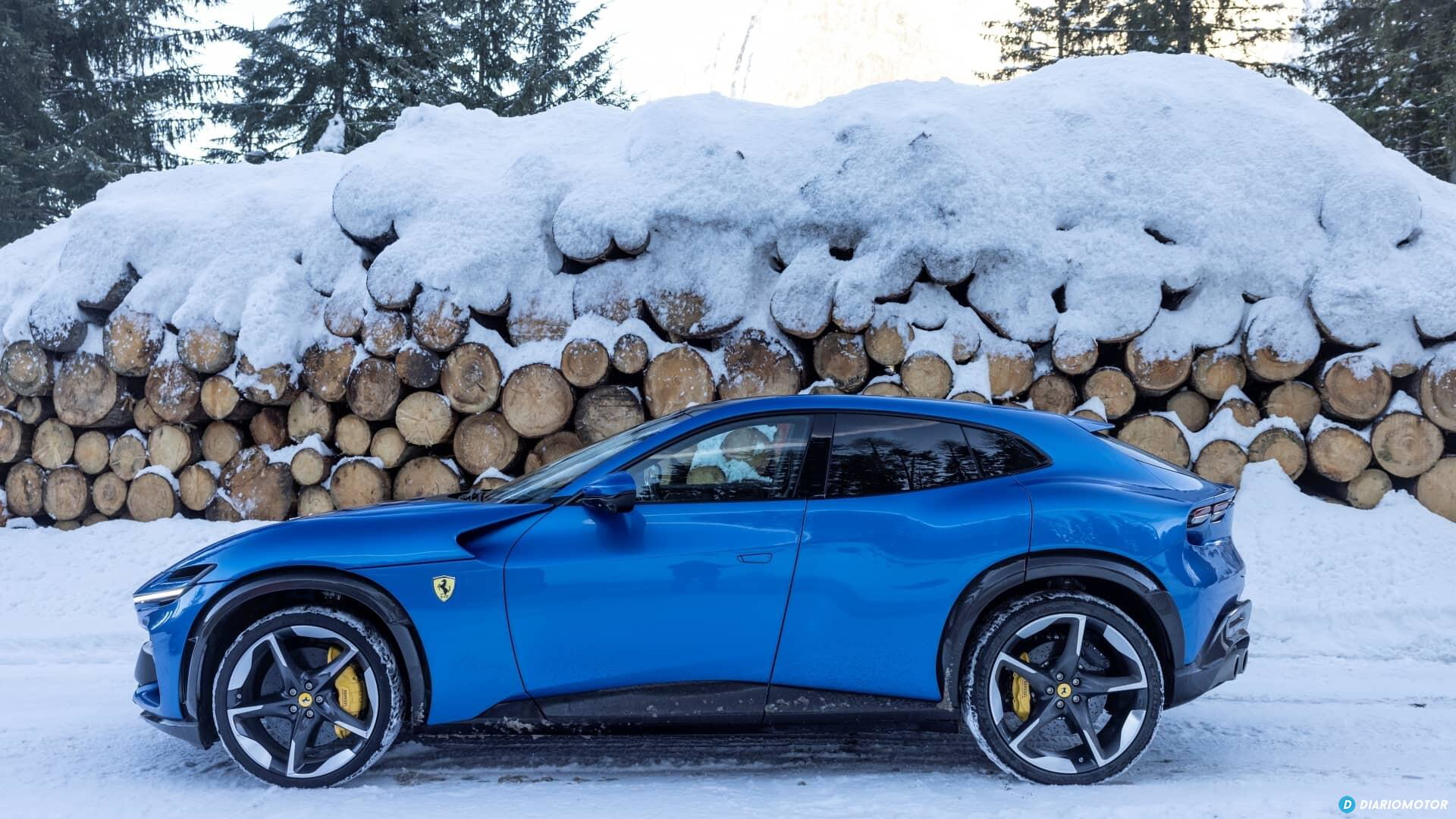 Vista lateral del Ferrari Purosangue en azul con detalles de diseño.