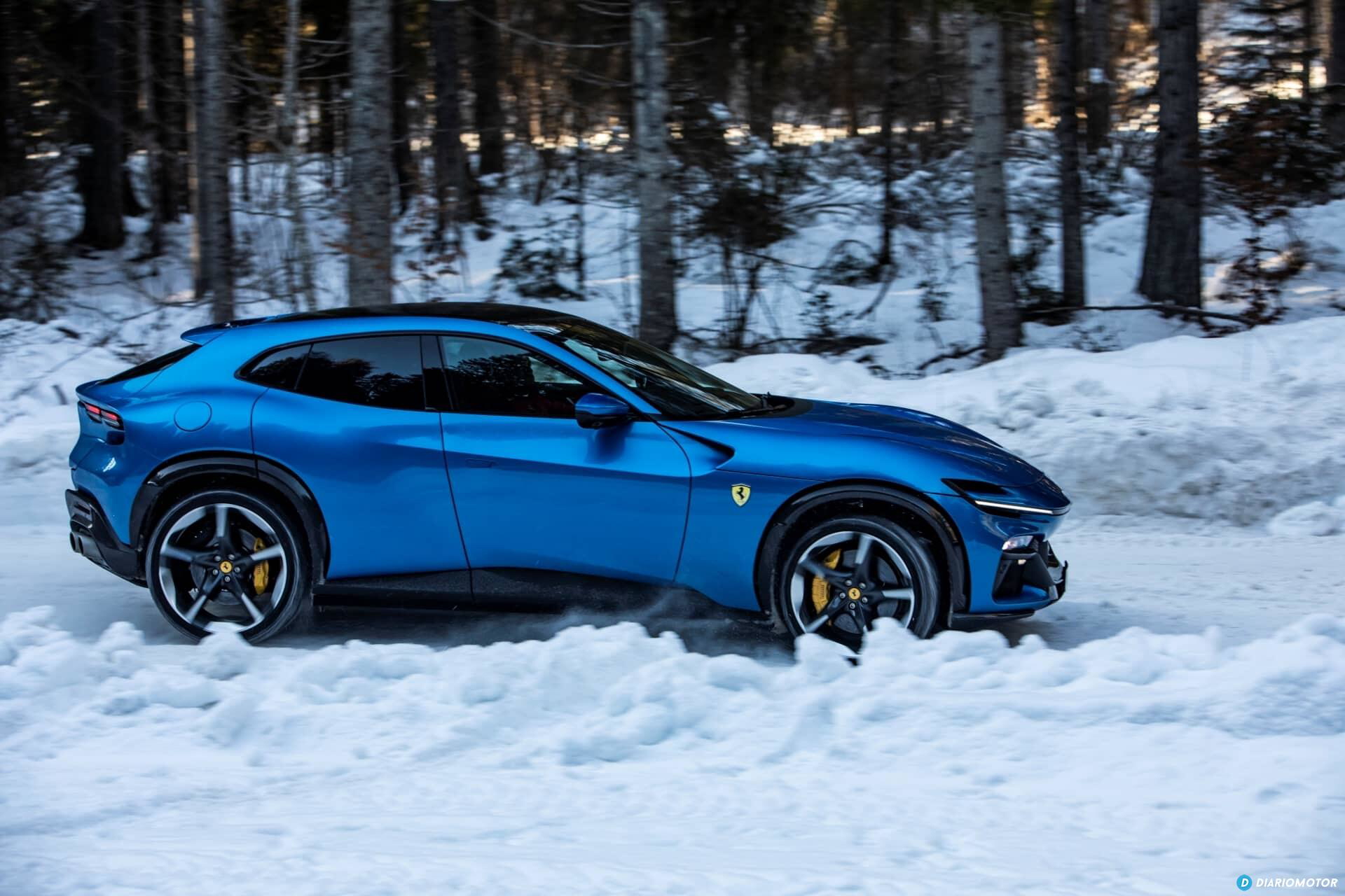 Ferrari Purosangue destaca en la nieve con su silueta lateral distintiva.