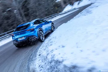 Ferrari Purosangue afrontando condiciones invernales con destreza.