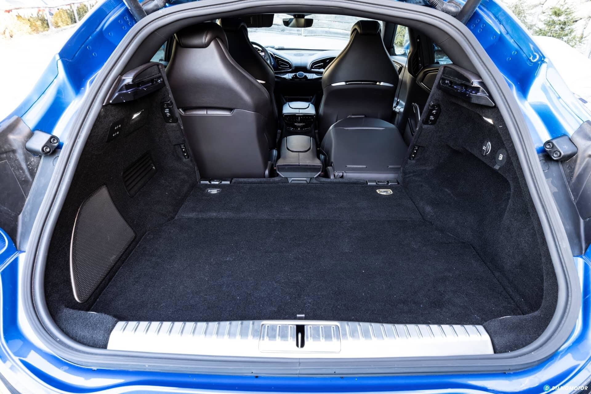 Vista trasera del maletero del Ferrari Purosangue, espacioso y elegante.