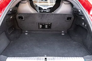 Amplio maletero del Purosangue, exhibiendo acabados premium y espacio funcional.