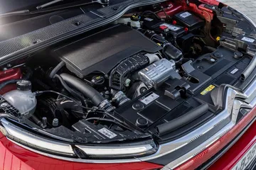 Vista parcial del motor Citroën C4 X, enfocando la mecánica.