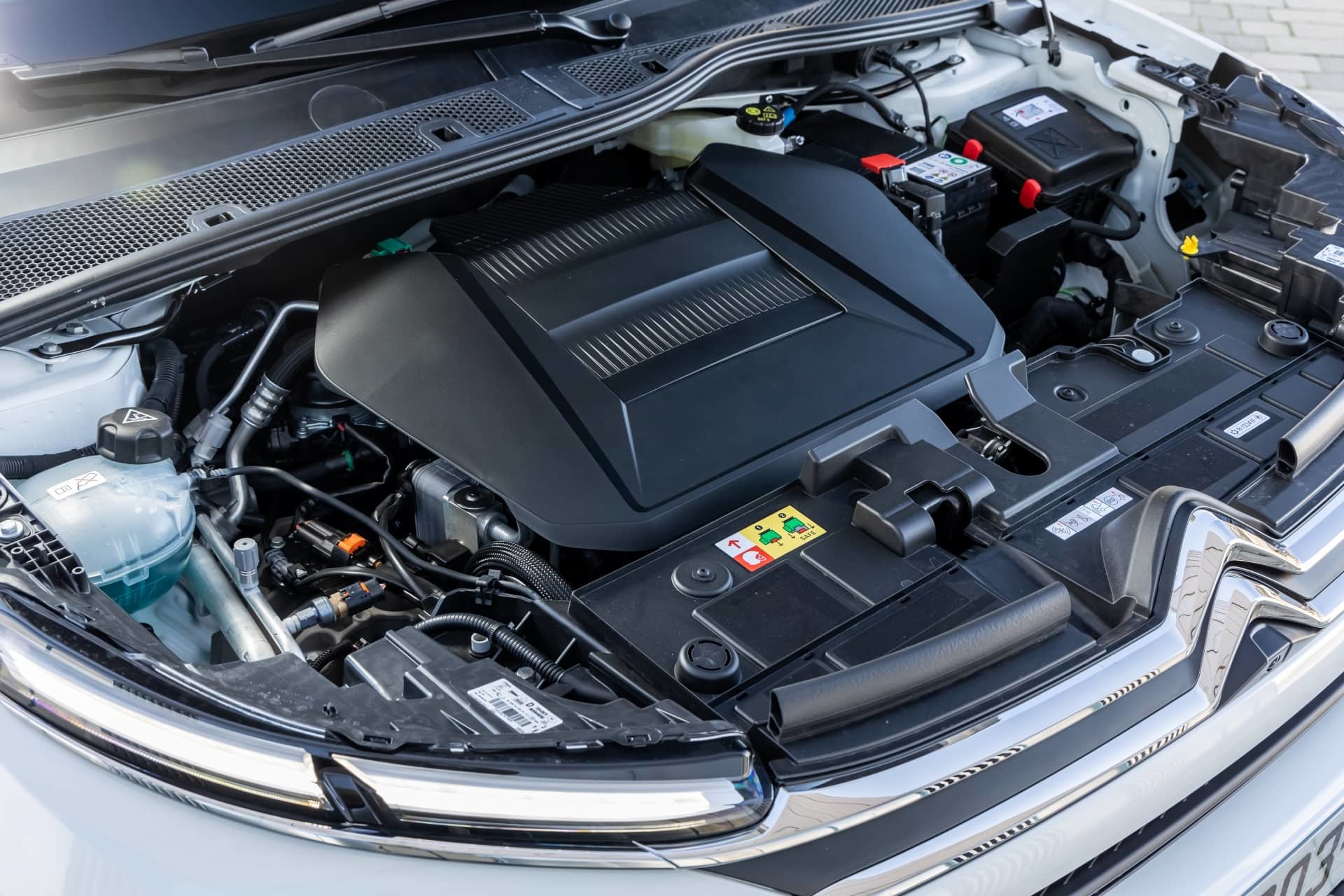 Motor turboalimentado del Citroën C4 X, pulcramente integrado.