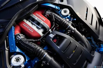 Vista superior del motor V12 del Ferrari Purosangue, imponente y meticulosamente ensamblado.