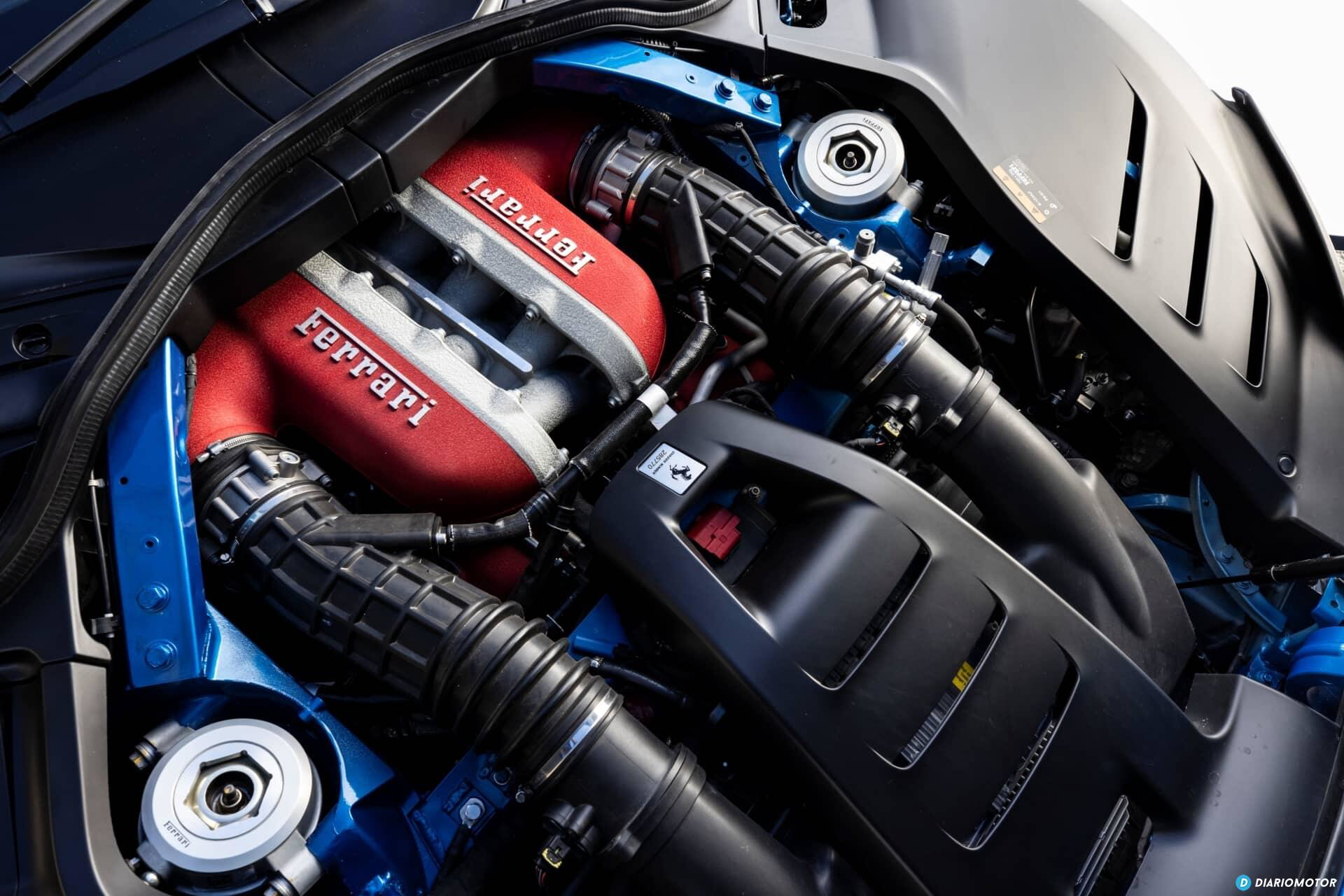 Vista superior del motor V12 del Ferrari Purosangue, imponente y meticulosamente ensamblado.