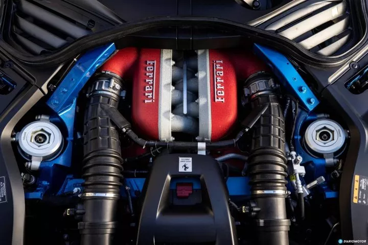 Vista detallada del motor V12 del Ferrari Purosangue, mostrando su potencia y diseño.
