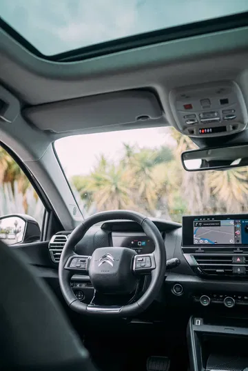 Vista del habitáculo y techo panorámico del Citroën C4 X.