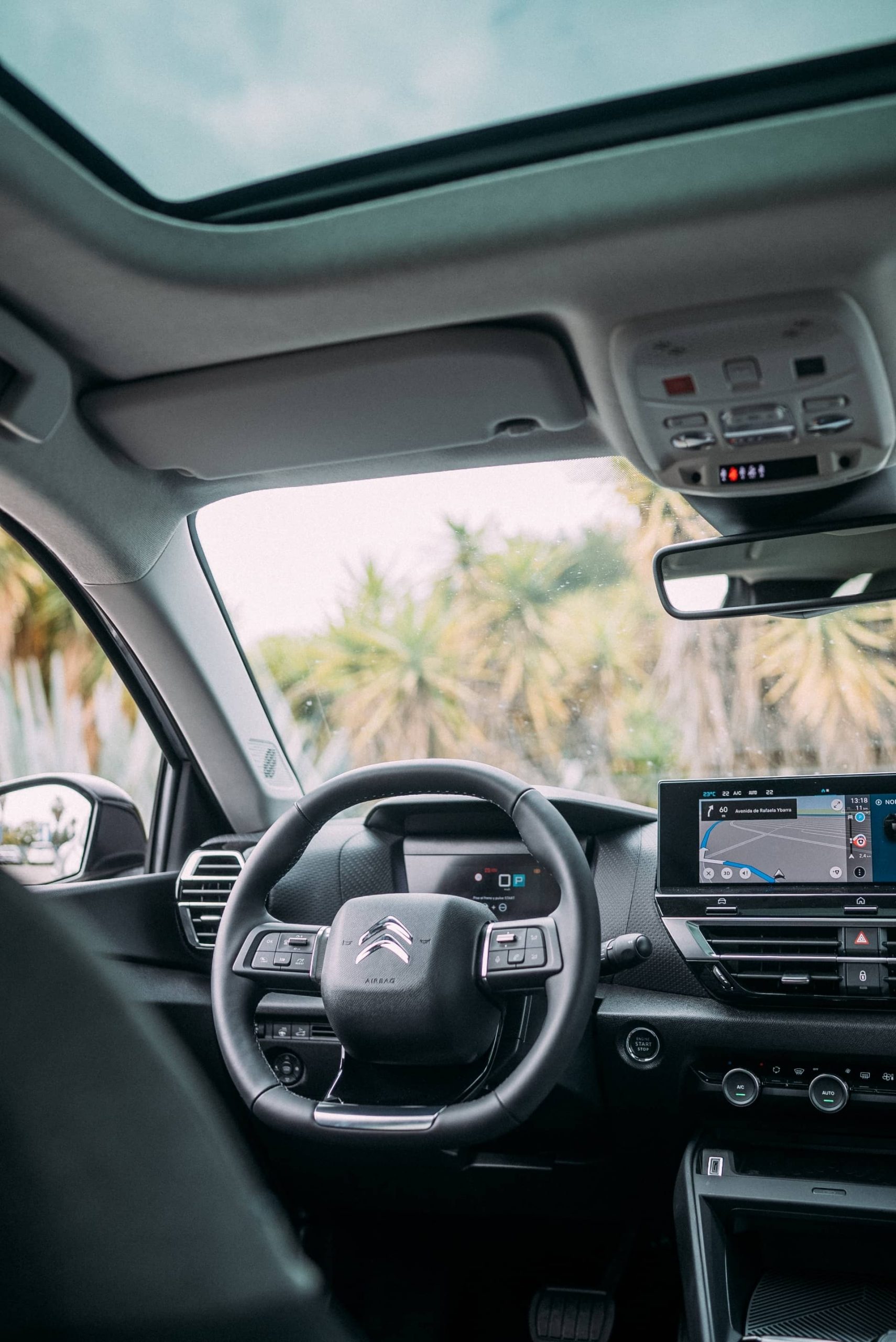 Vista del habitáculo y techo panorámico del Citroën C4 X.