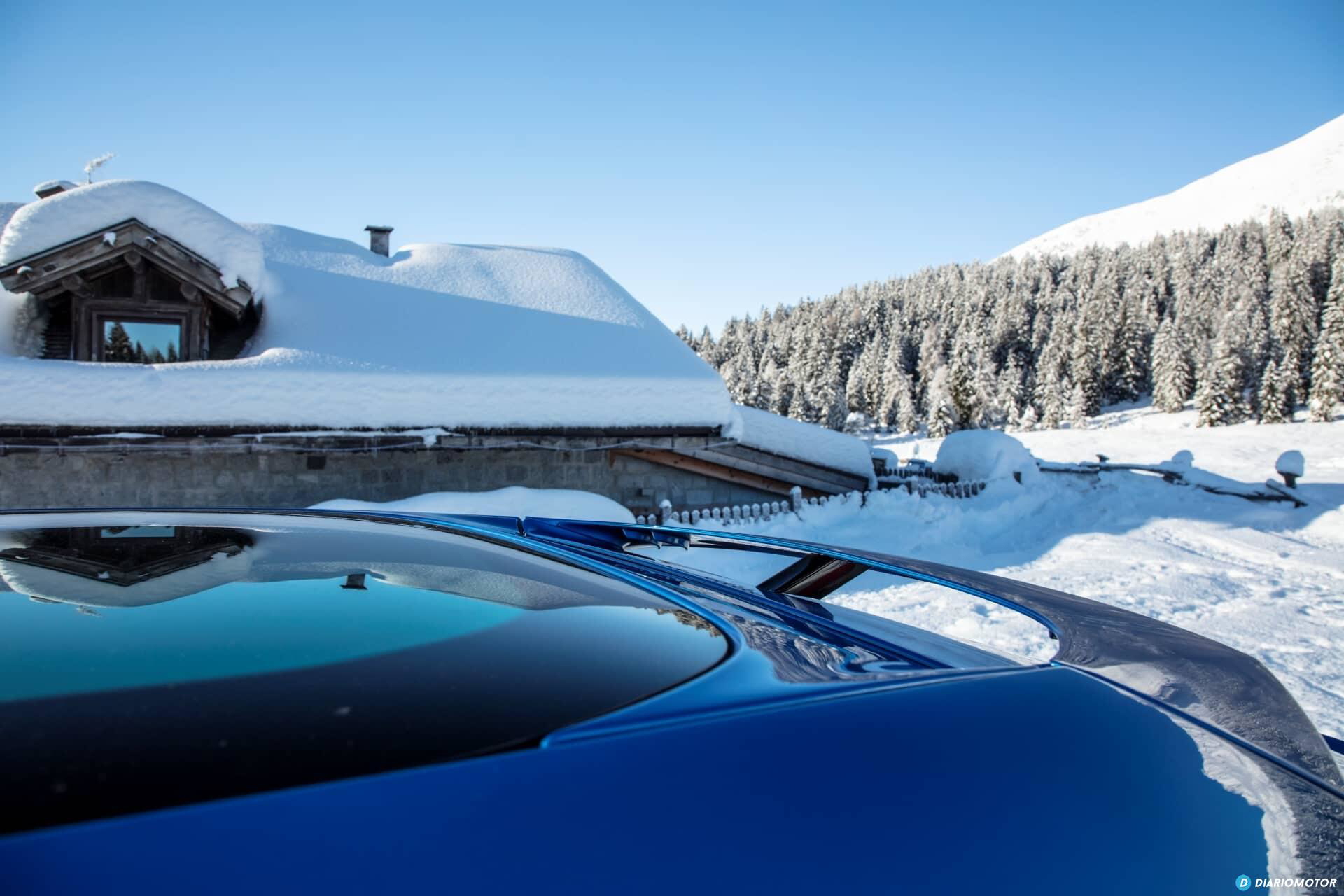 Vista superior del techo del Ferrari Purosangue contrastando con la nieve.