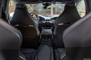 Zona posterior del habitáculo con asientos deportivos en cuero.