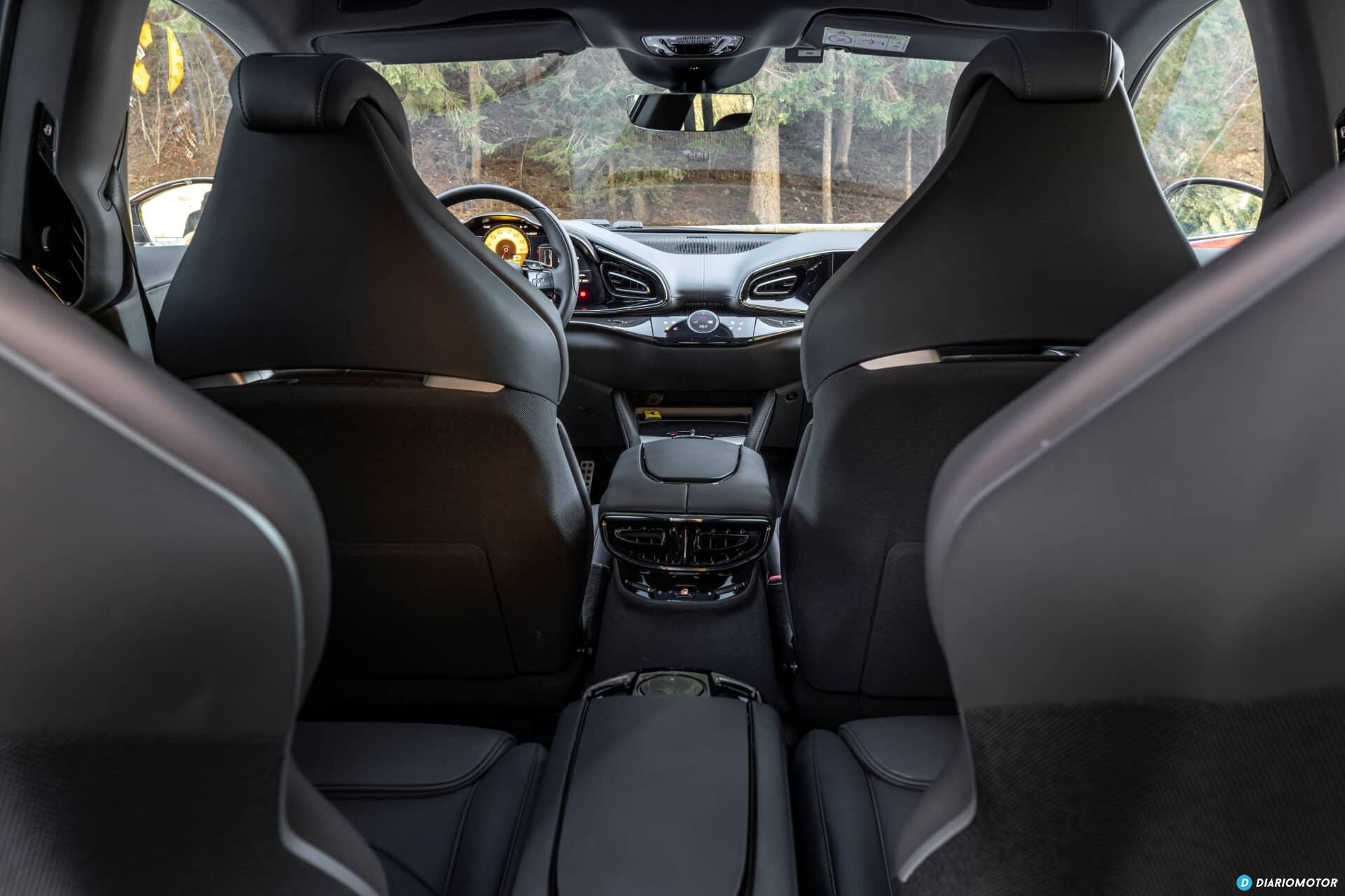 Zona posterior del habitáculo con asientos deportivos en cuero.