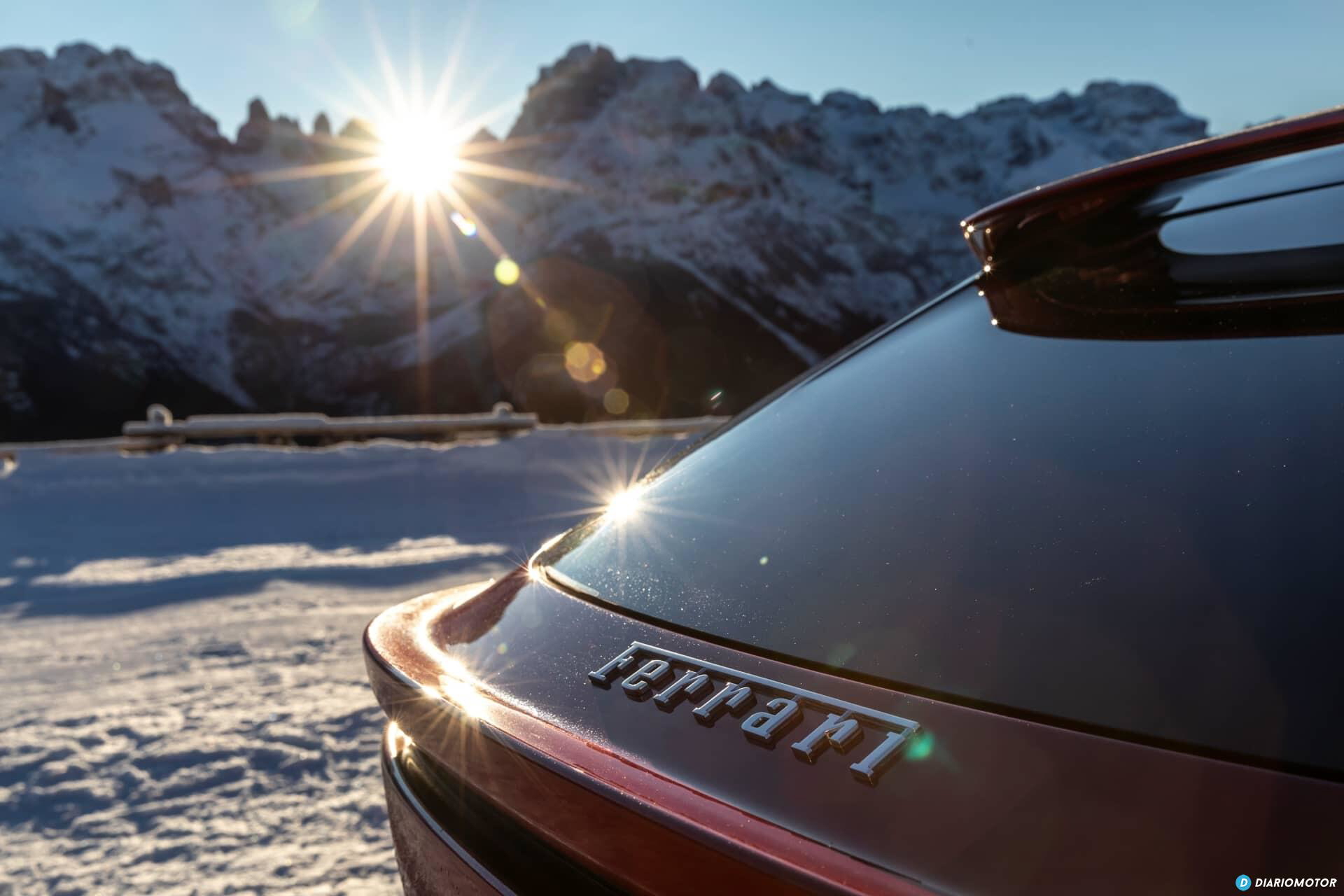 Vista posterior del Ferrari Purosangue, destacando su diseño único.