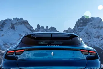 Vista trasera destacando luminarias y diseño aerodinámico.