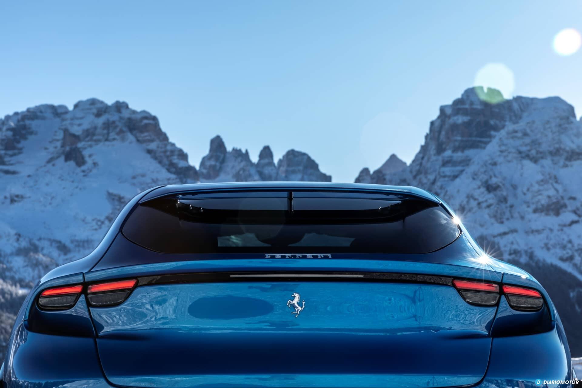 Vista trasera destacando luminarias y diseño aerodinámico.