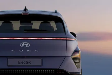 Vista trasera enfocando las ópticas y diseño del Hyundai Kona.