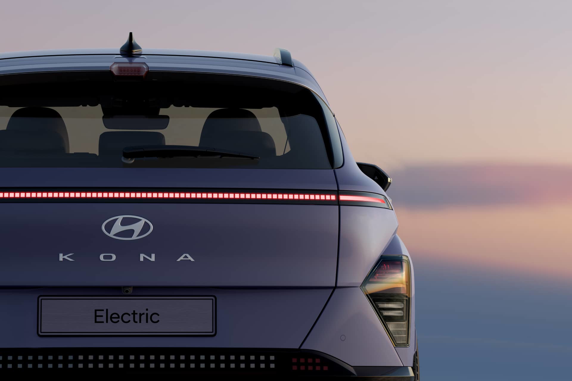 Vista trasera enfocando las ópticas y diseño del Hyundai Kona.
