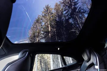 Vista del techo panorámico desde la parte trasera del habitáculo.