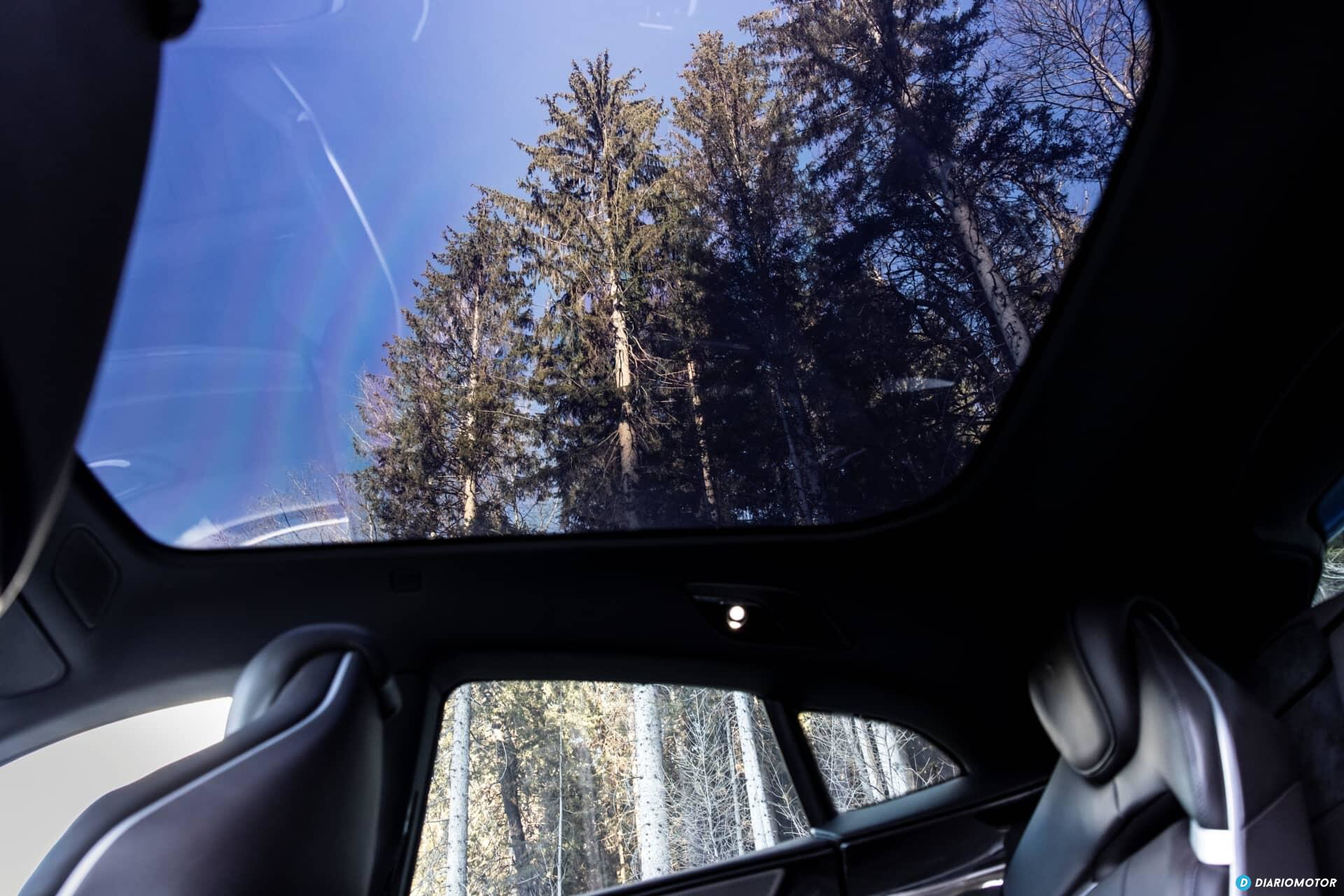 Vista del techo panorámico desde la parte trasera del habitáculo.