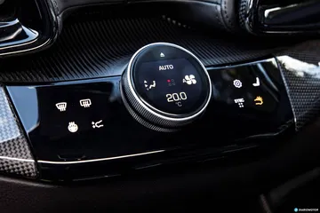 Vista del volante y paneles de instrumentación del Ferrari Purosangue