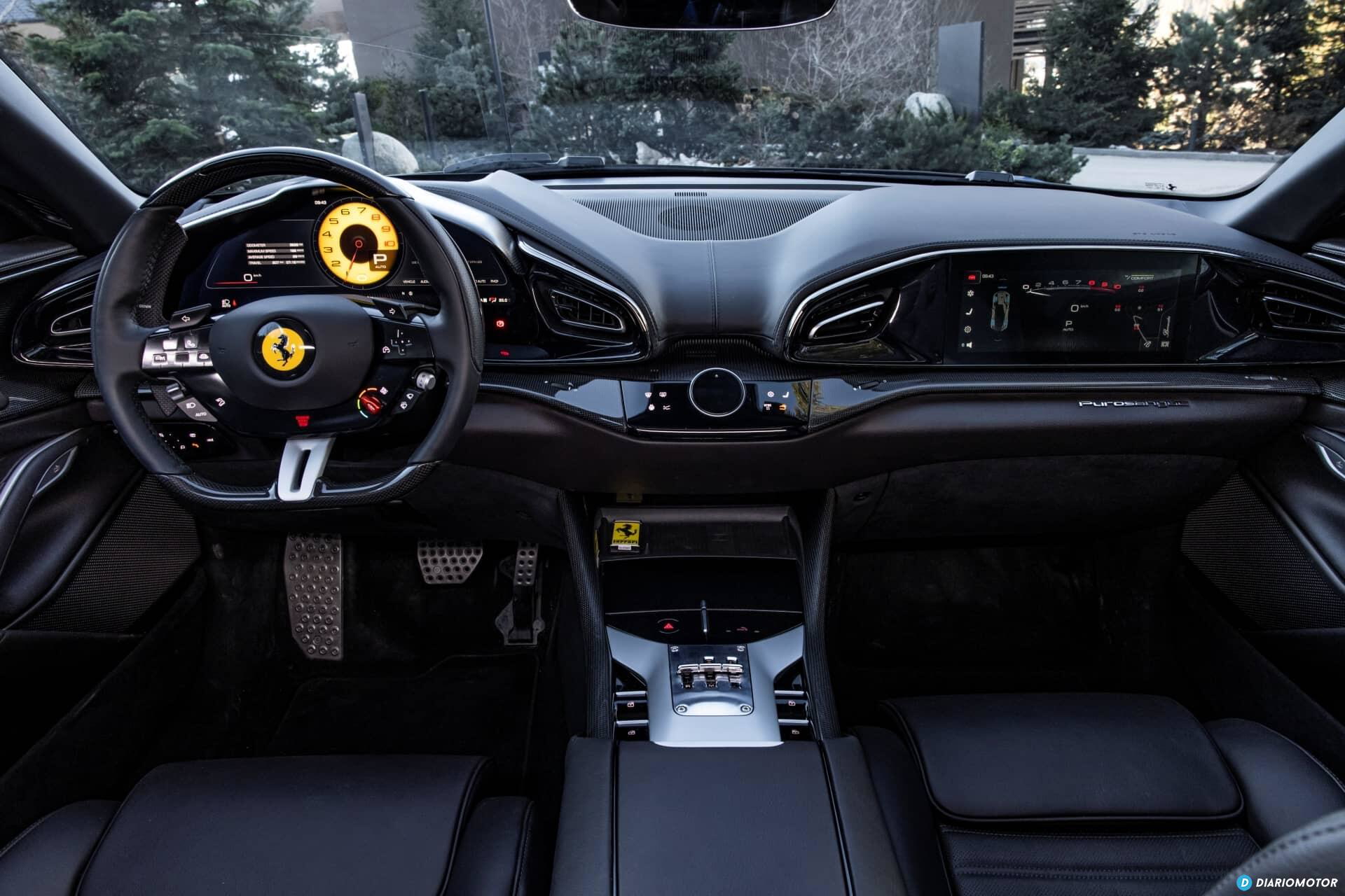 Vista del volante y panel de instrumentos del Ferrari Purosangue, elegancia y deportividad.