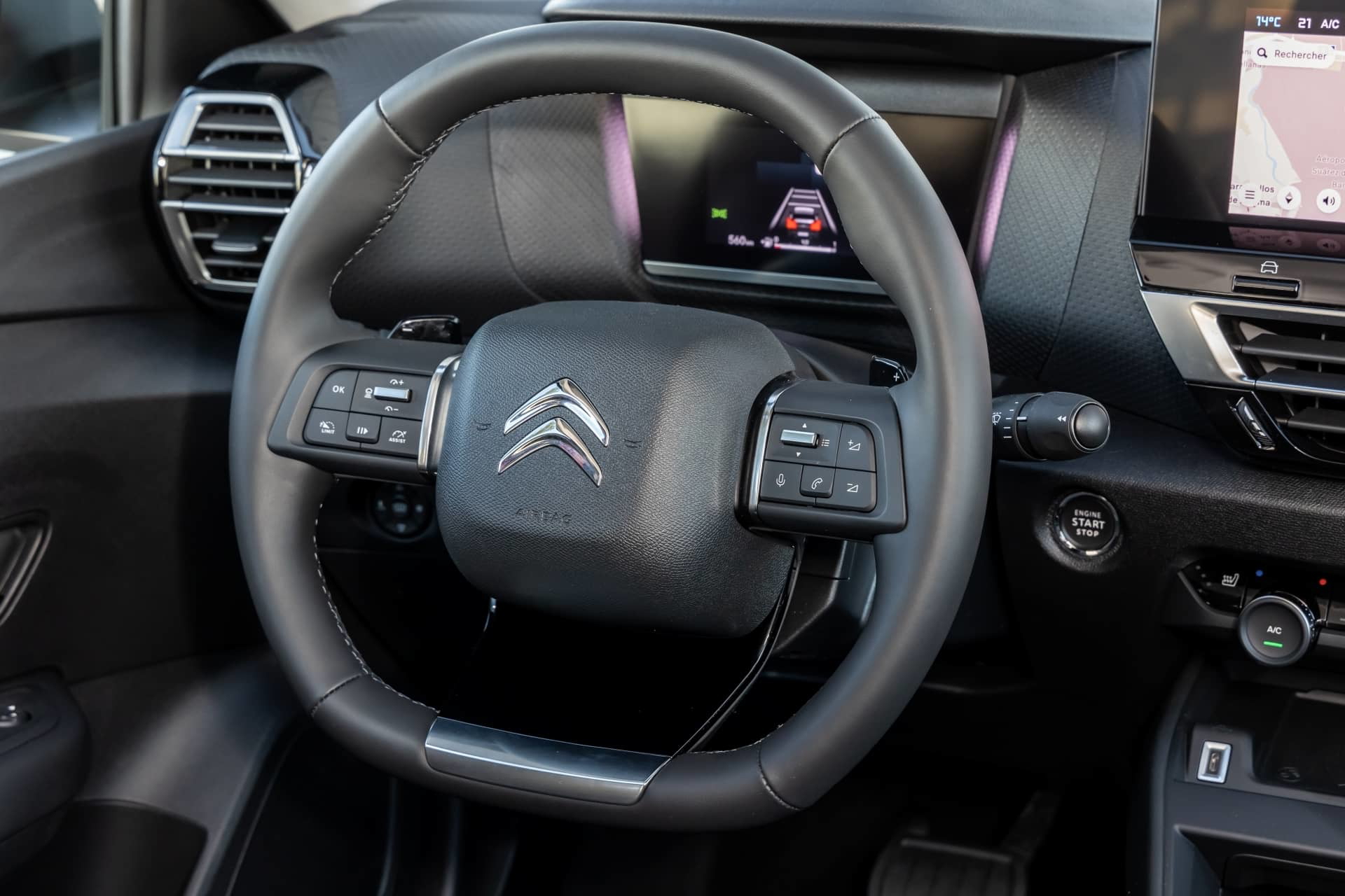 Vista detallada del volante y su ergonomía.