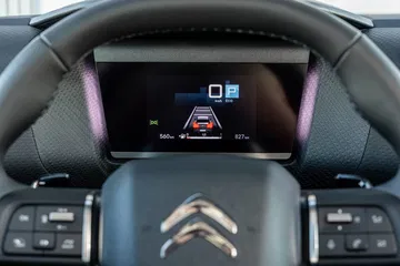 Volante multifunción con instrumentación digital del Citroën C4 X.
