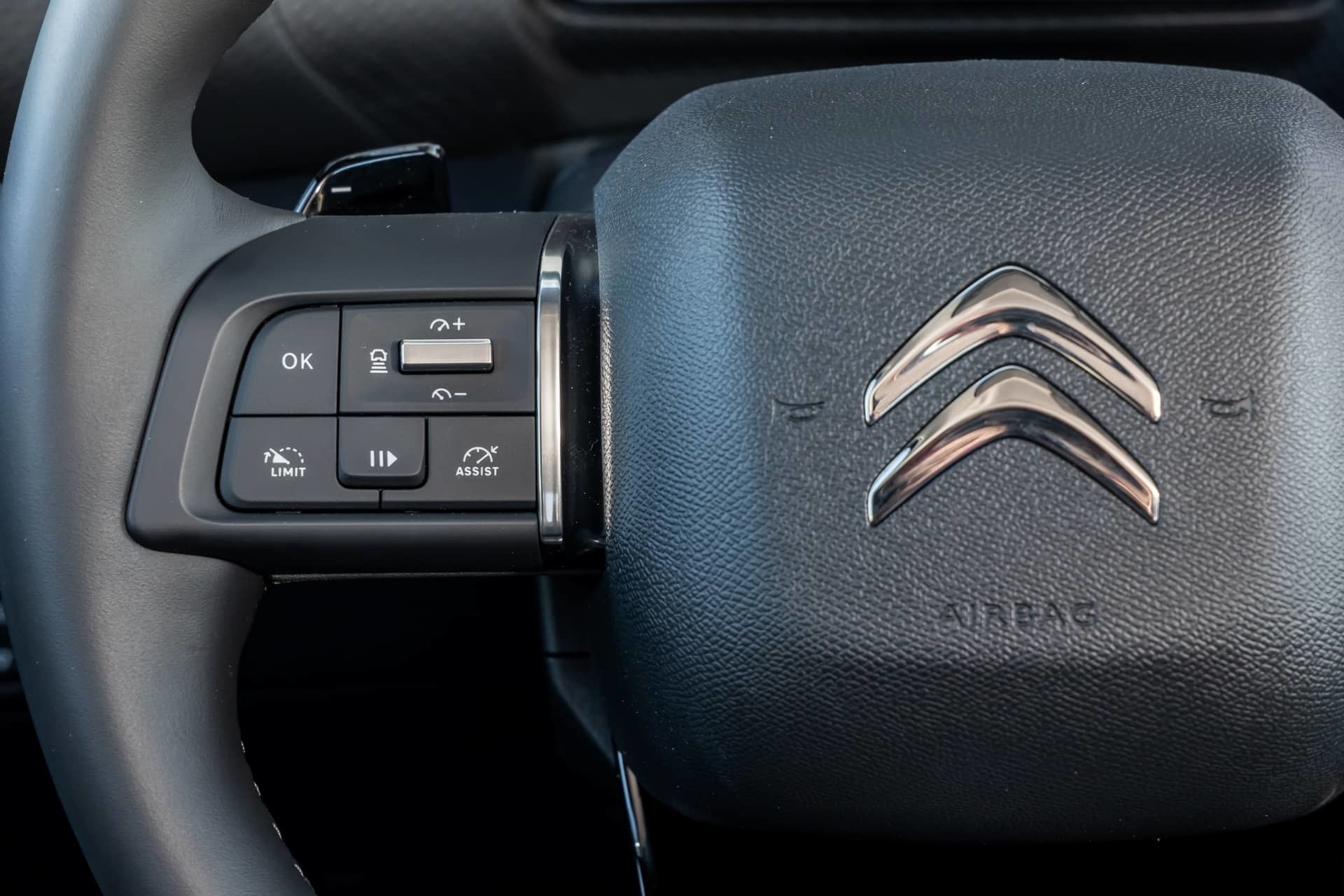 Vista del volante y controles integrados del Citroën C4 X.