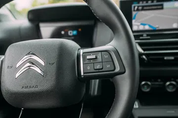 Vista cercana del volante y parte del cuadro de instrumentos.
