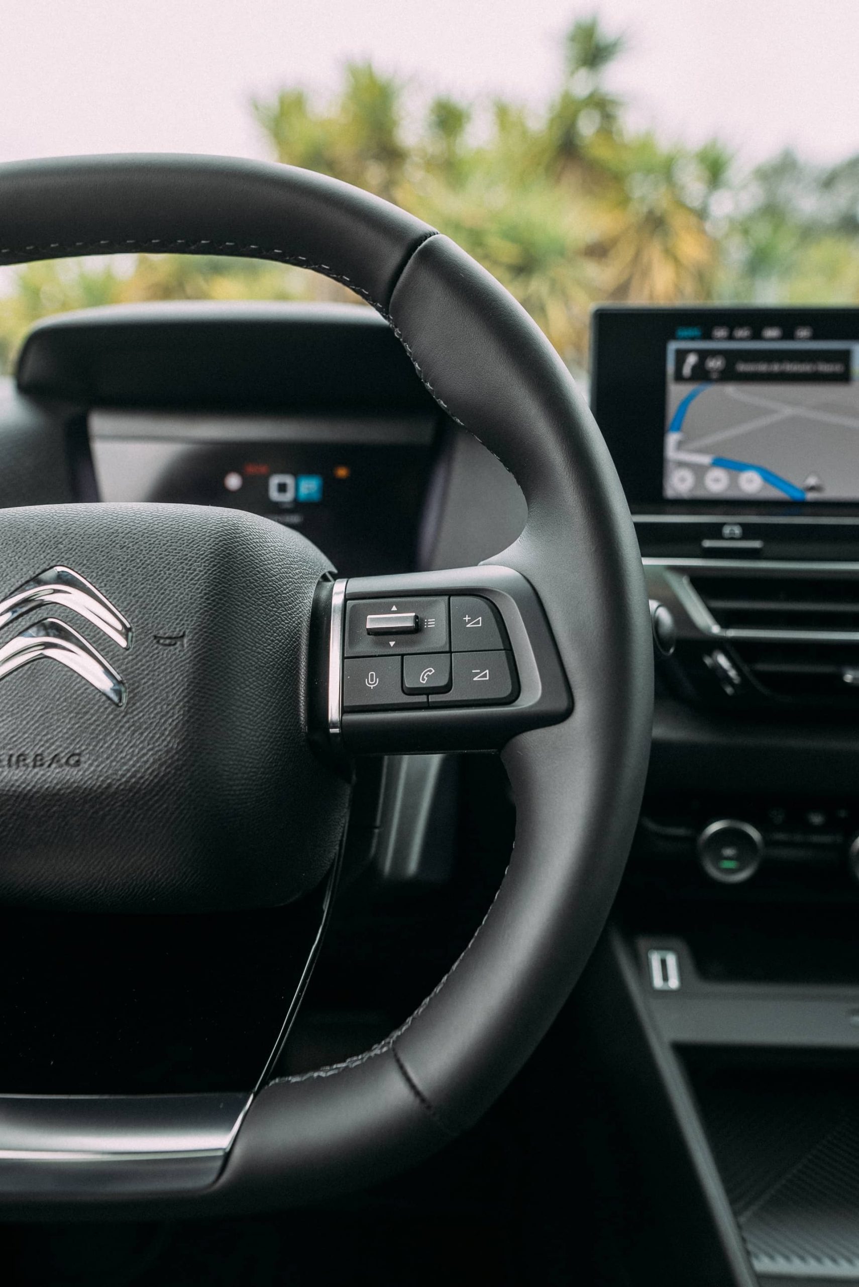 Vista del volante y controles multimedia en el Citroën C4 X.