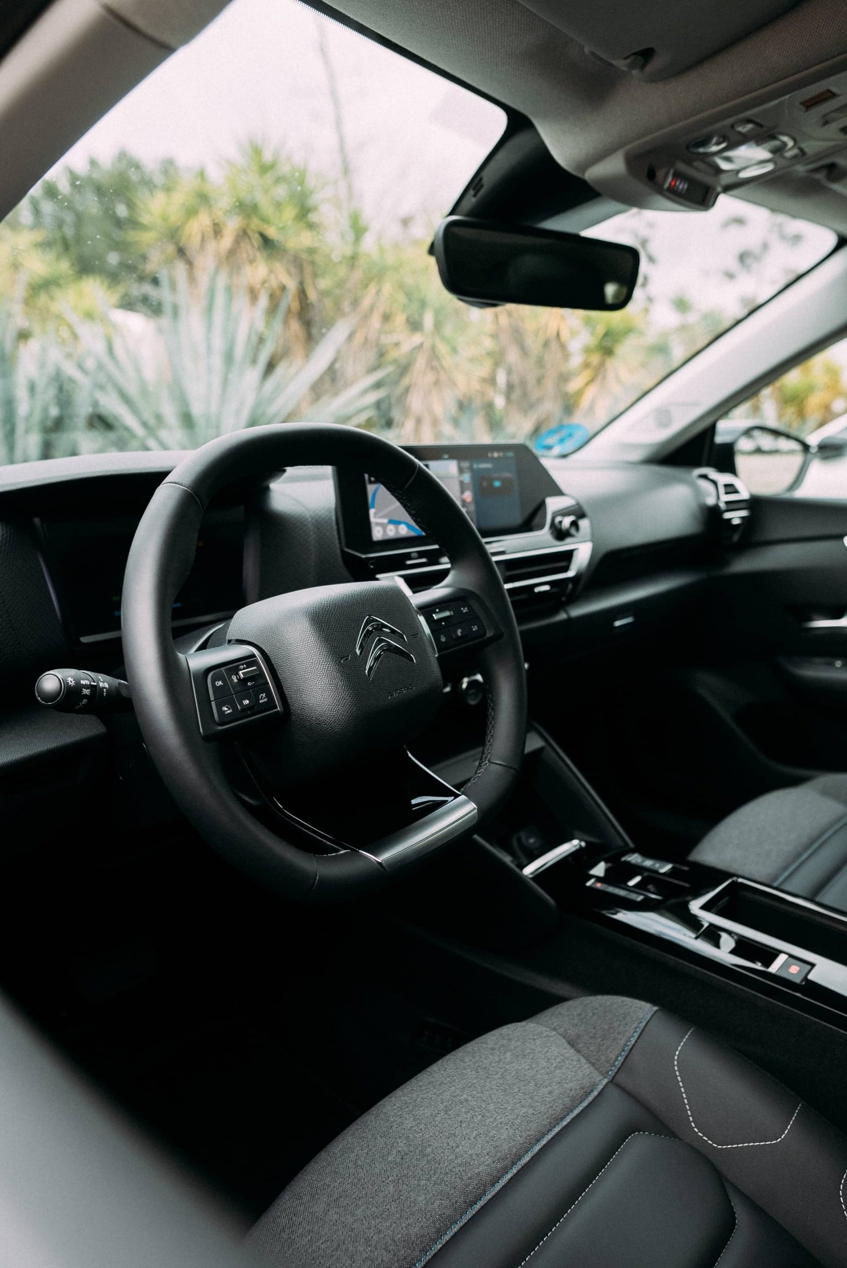 Vista del volante y el panel de instrumentos del Citroën C4 X.