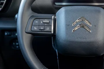 Volante multifuncional con el emblema de Citroën destacado.