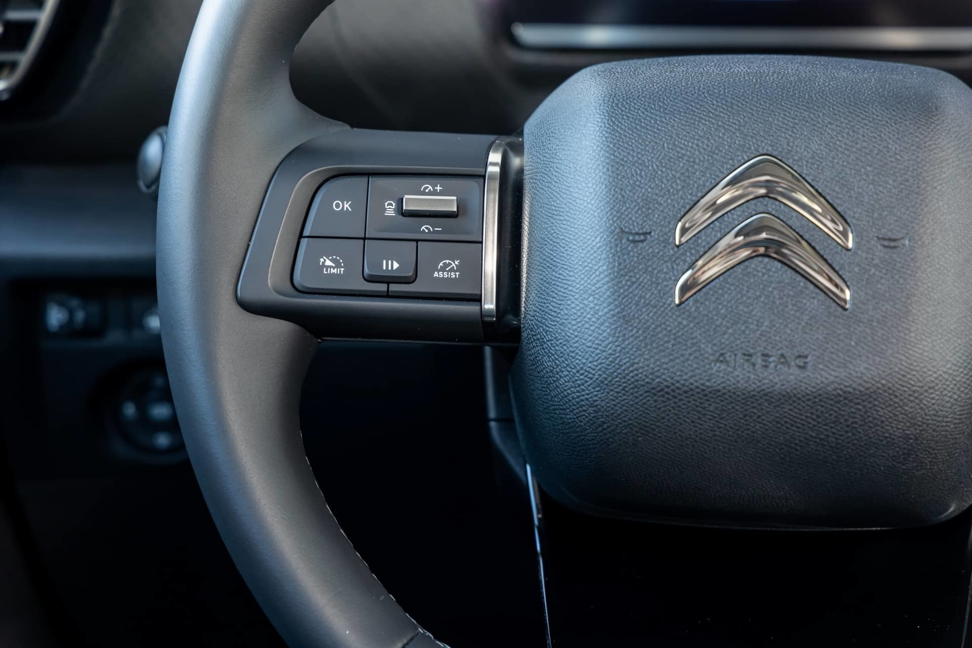 Volante multifuncional con el emblema de Citroën destacado.