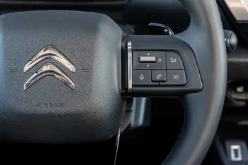 Visión detallada del mando del volante del Citroën C4 X.