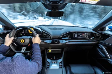 Vista del puesto de conducción con volante e instrumentación detallados