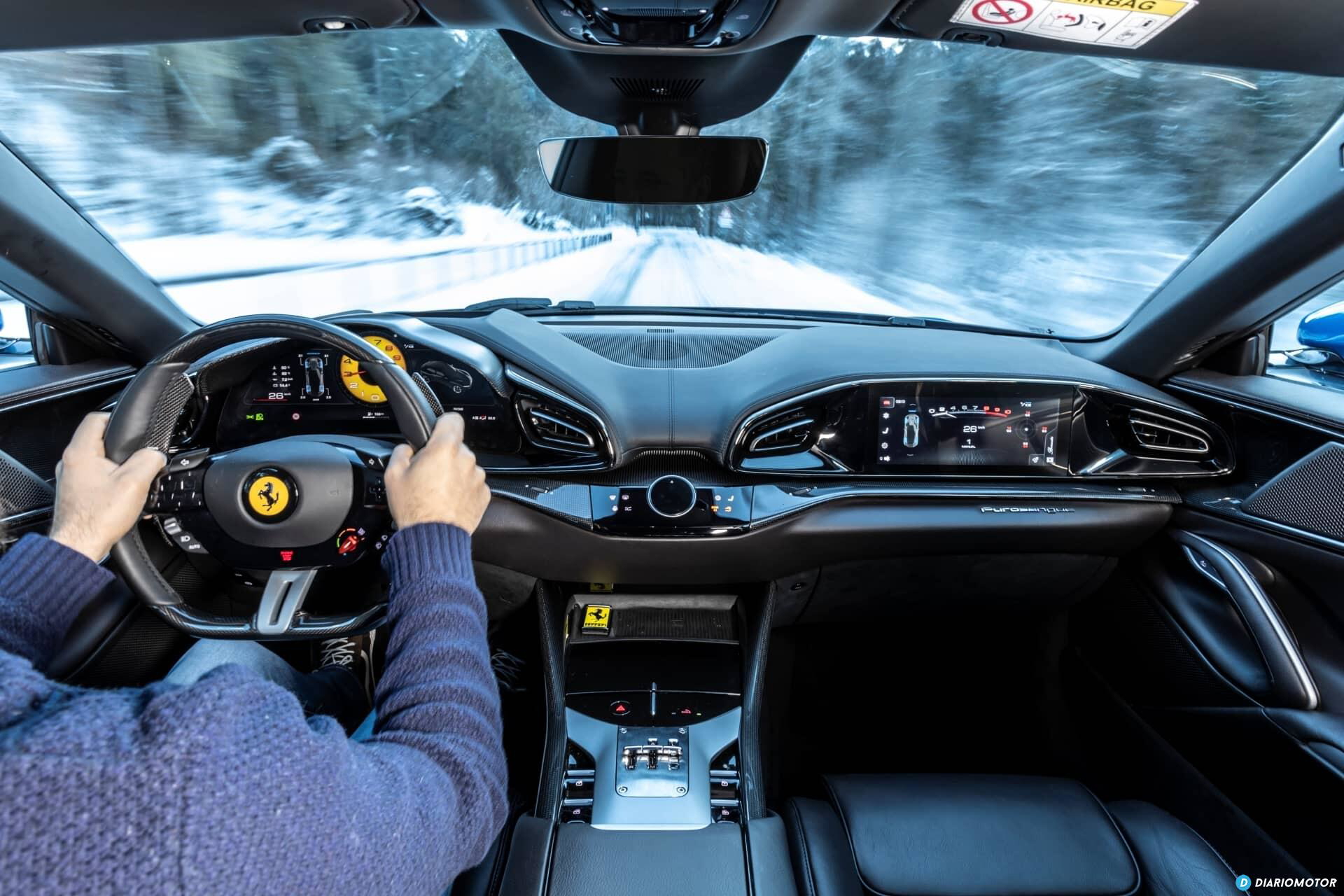 Vista del puesto de conducción con volante e instrumentación detallados