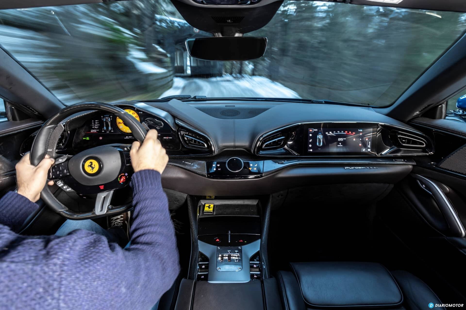 Vista del habitáculo del Ferrari Purosangue resaltando su volante y cuadro de instrumentos.