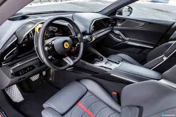 Volante y centro de mando del Ferrari Purosangue, mostrando su elegancia.