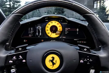 Close-up del volante del Ferrari Purosangue con el emblema central.