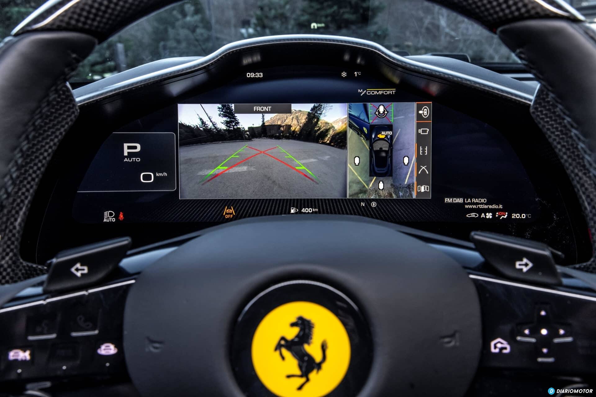 Vista del volante con emblema Ferrari e instrumentación digital.