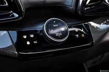 Primer plano del volante del Ferrari Purosangue con su distintivo logo.