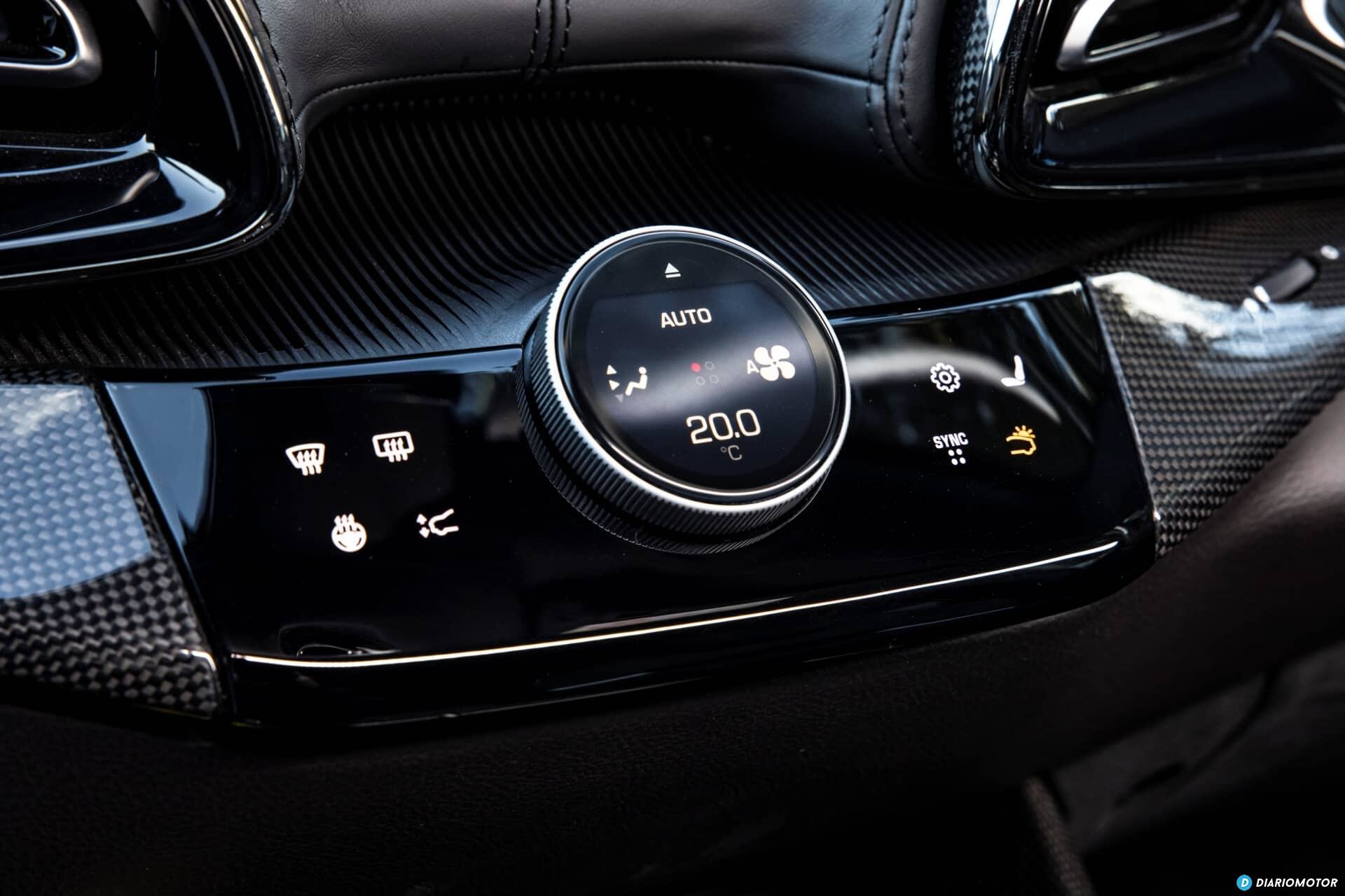 Primer plano del volante del Ferrari Purosangue con su distintivo logo.