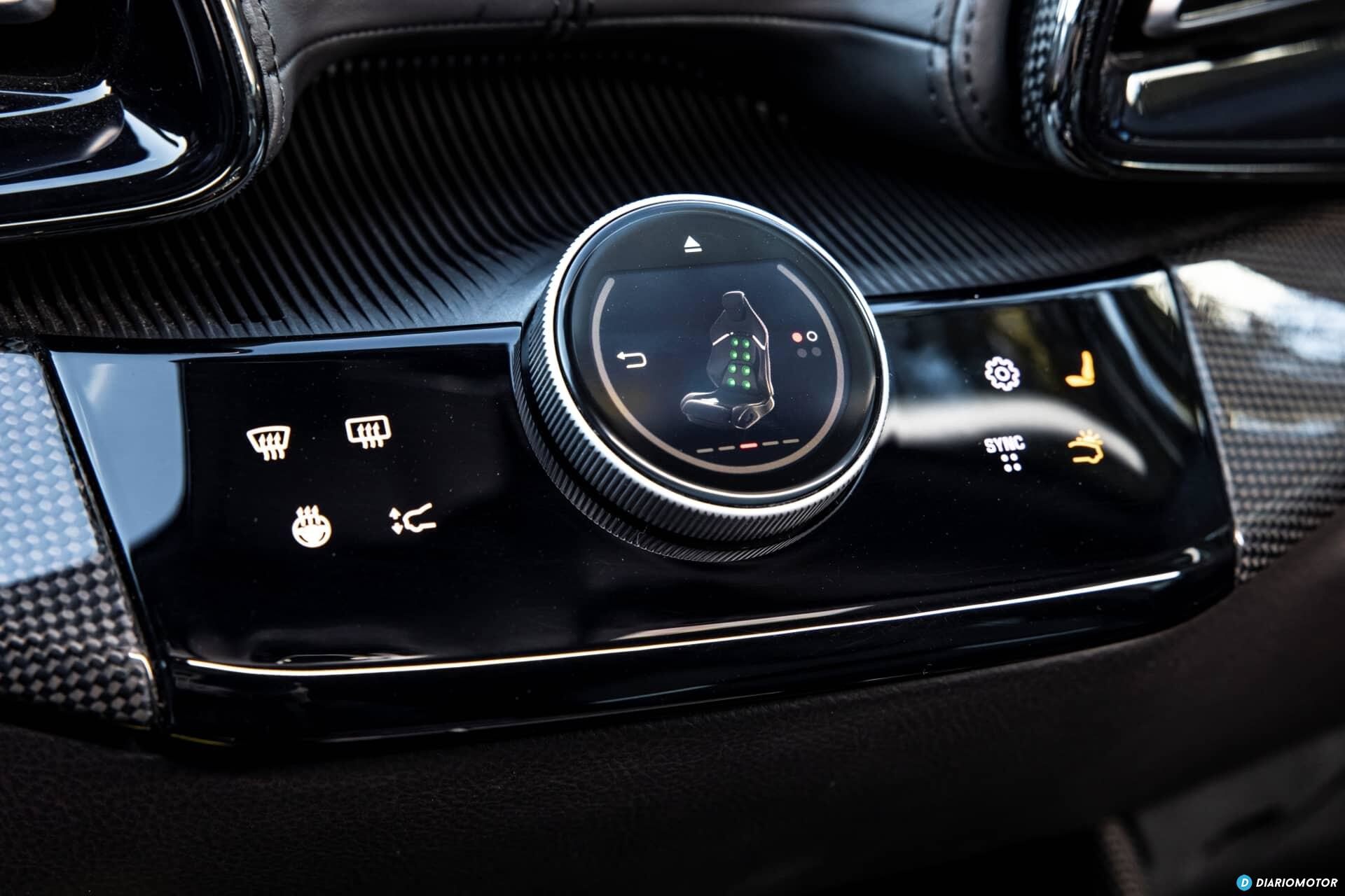 Vista cercana del volante y controles del Ferrari Purosangue.