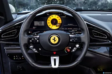 Vista del volante y consola central del Ferrari Purosangue, mostrando su diseño deportivo.