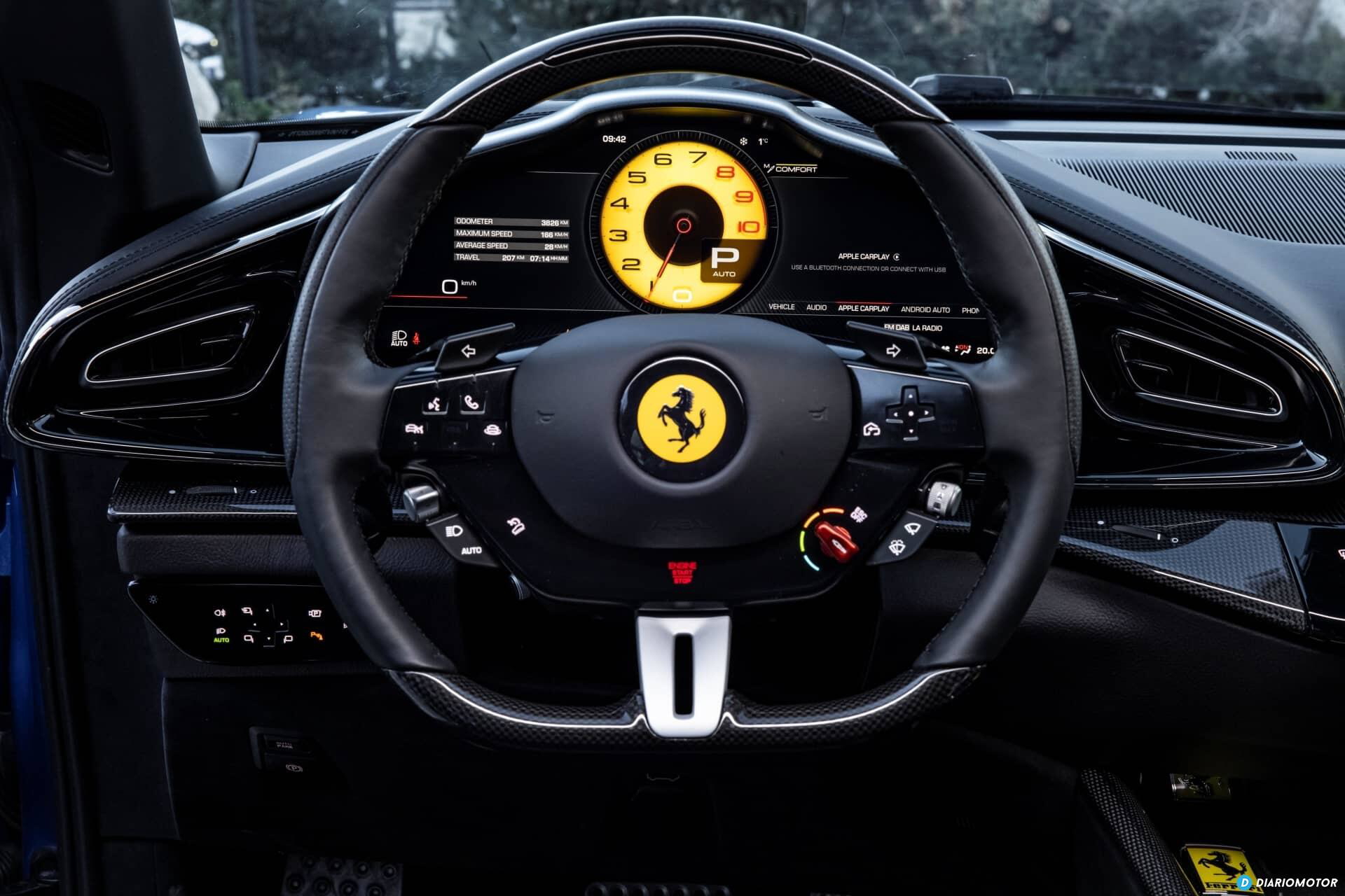 Vista del volante con el emblema de Ferrari destacado.